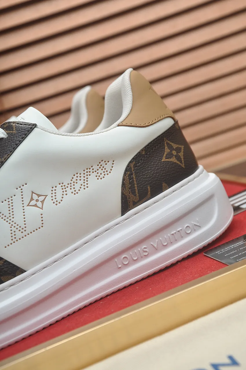 Men's men's shoes 💰640💶Original development, quality shipping, welcome to compare - LV sneaker series sports shoes introduce the loose silhouette of the ready-to-wear series into the spring and summer men's wear shows and make an eye-catching appearance. The cow leather upper is combined with rough fabric laces, and colorful beading highlights the brand's classic elements. LV letters mark the tongue and Monogram floral outsole. Mixed materials Made of top-grain cowhide, thick shoelace design, large Monogram print on the side, mesh lining and cotton feet, the comfort is as extreme as ever, premium heritage, quality first, worth owning! Size: Men’s 38-45 (45 is custom-made and cannot be returned or exchanged)
